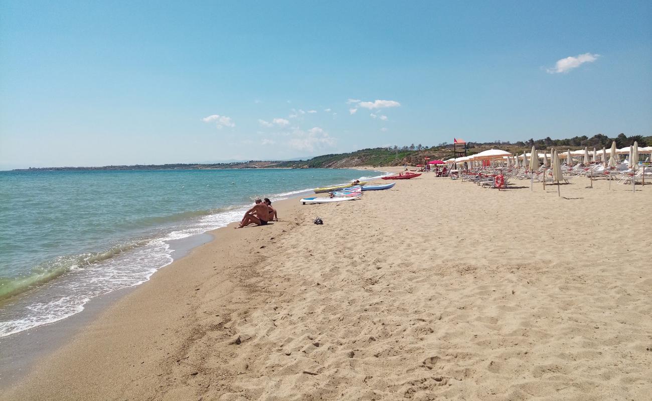 Foto de Fiume Capo beach con arena oscura superficie