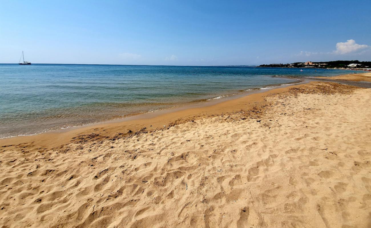 Foto de Oleandro beach con arena oscura superficie