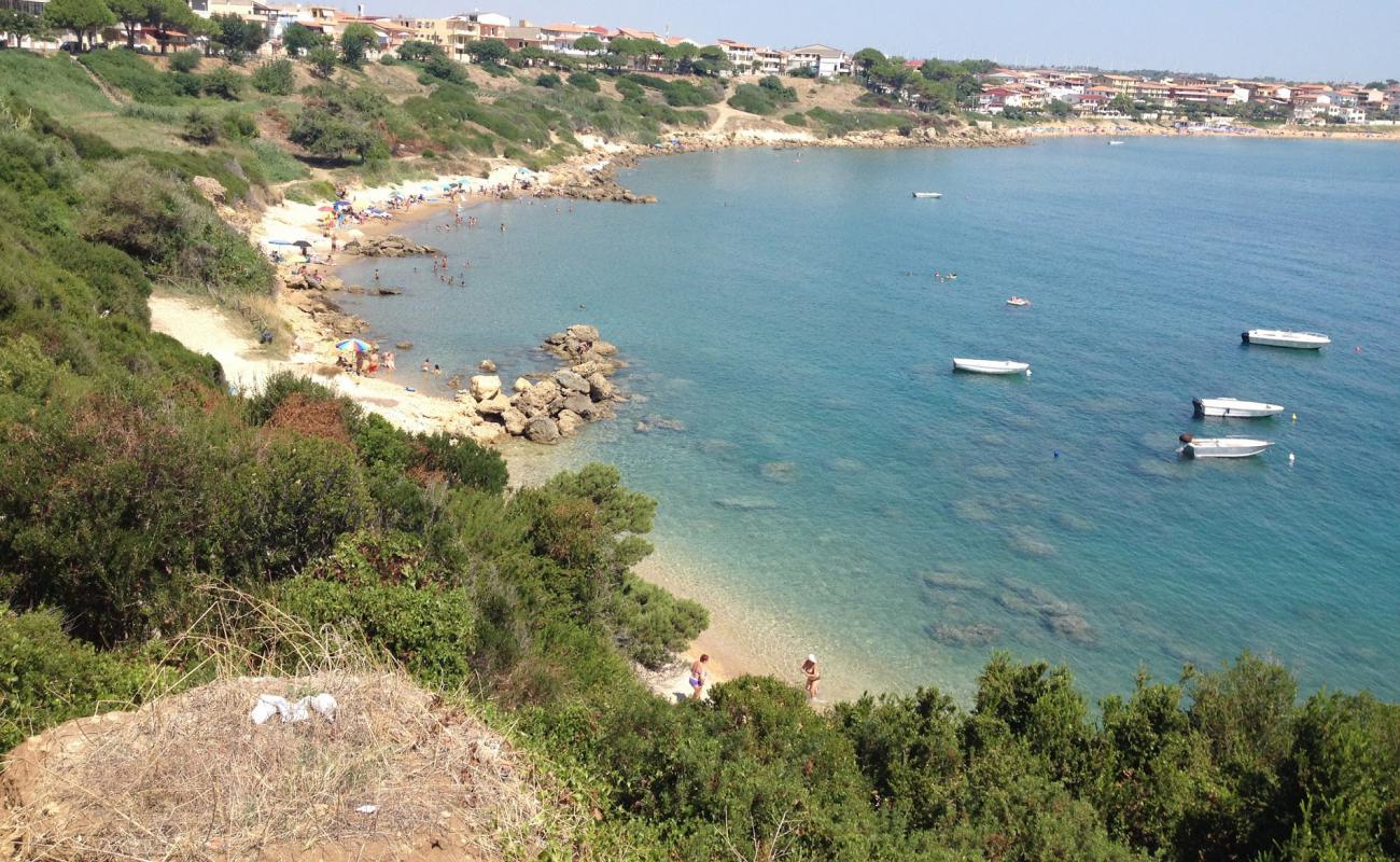 Foto de Capo Rizzuto beach con arena brillante y rocas superficie