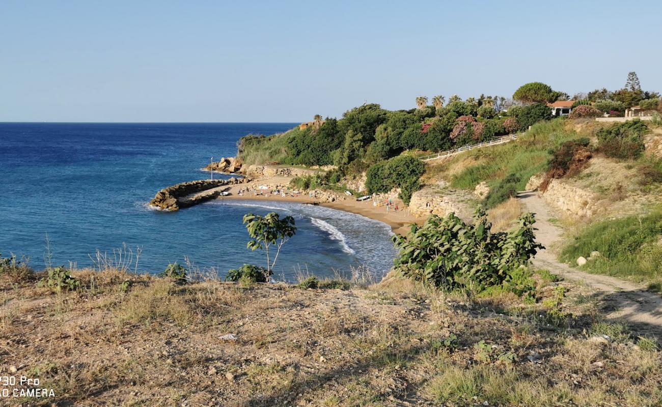 Foto de Spiaggia Capo Bianco con arena oscura superficie