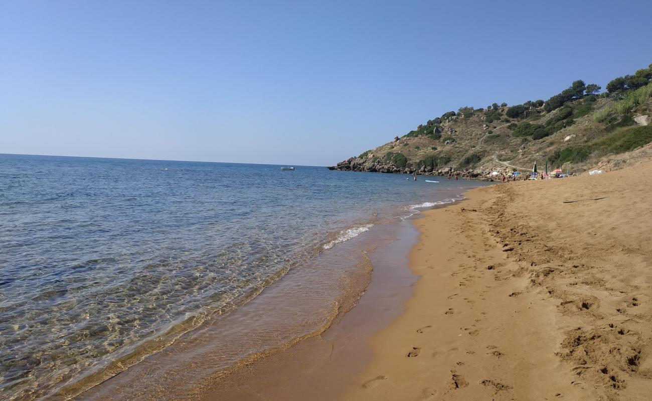 Foto de Curmo beach con arena fina oscura superficie