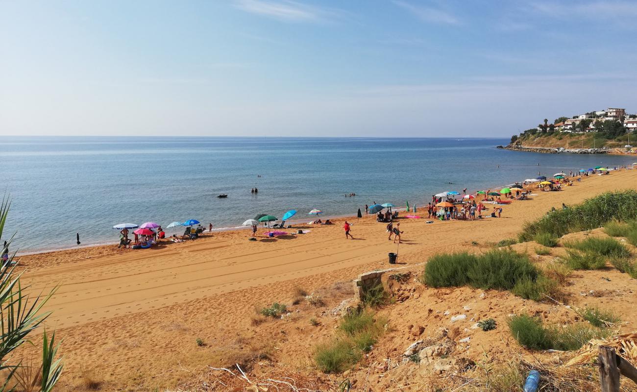 Foto de Spiaggia Le Cannella con arena fina oscura superficie