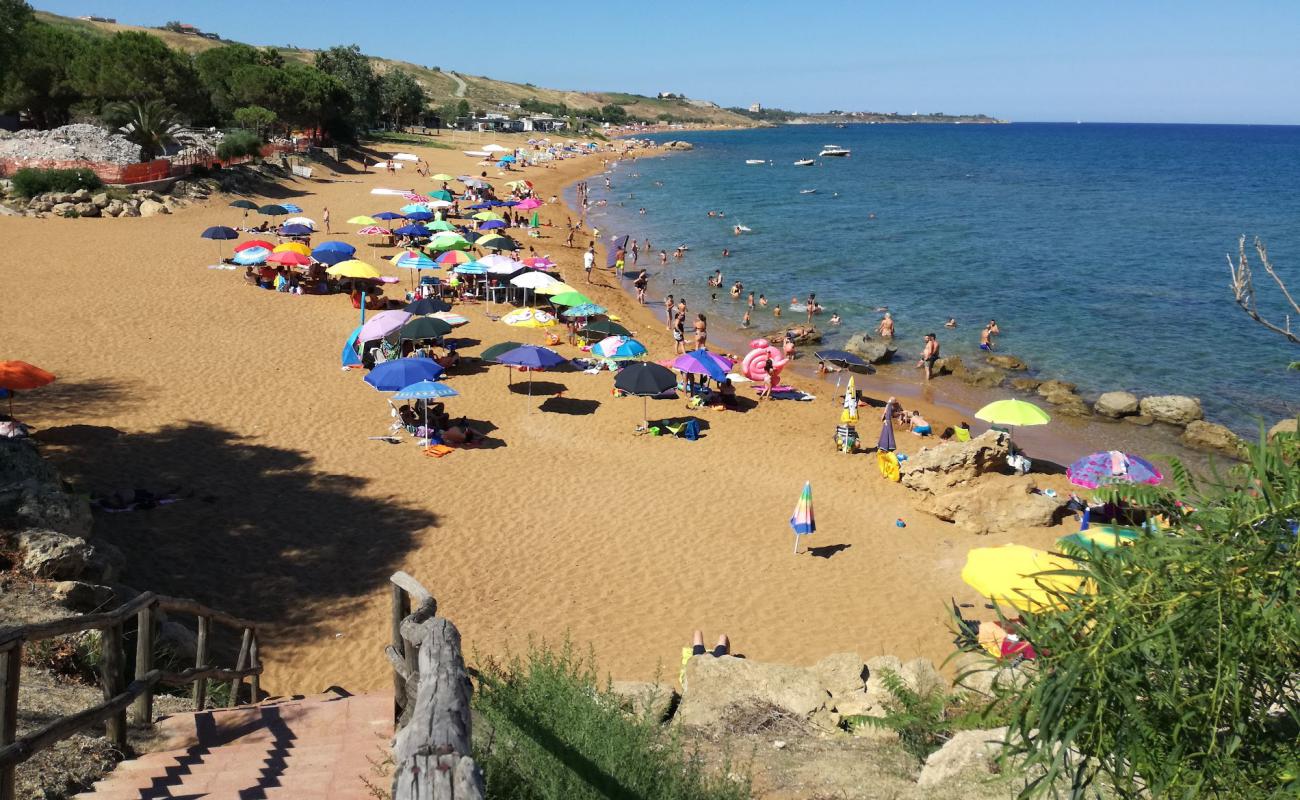 Foto de Spiaggia di Marinella con arena fina oscura superficie