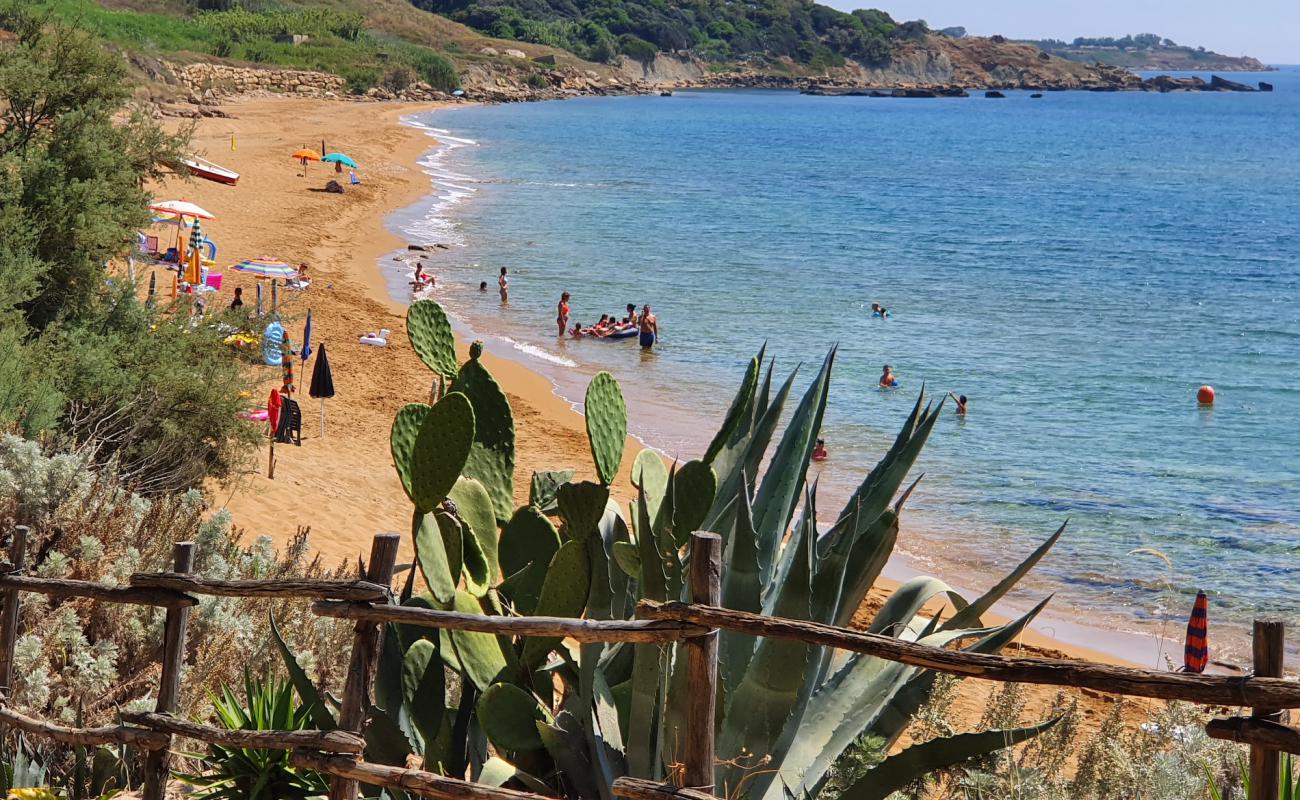 Foto de Alfieri beach con arena oscura superficie