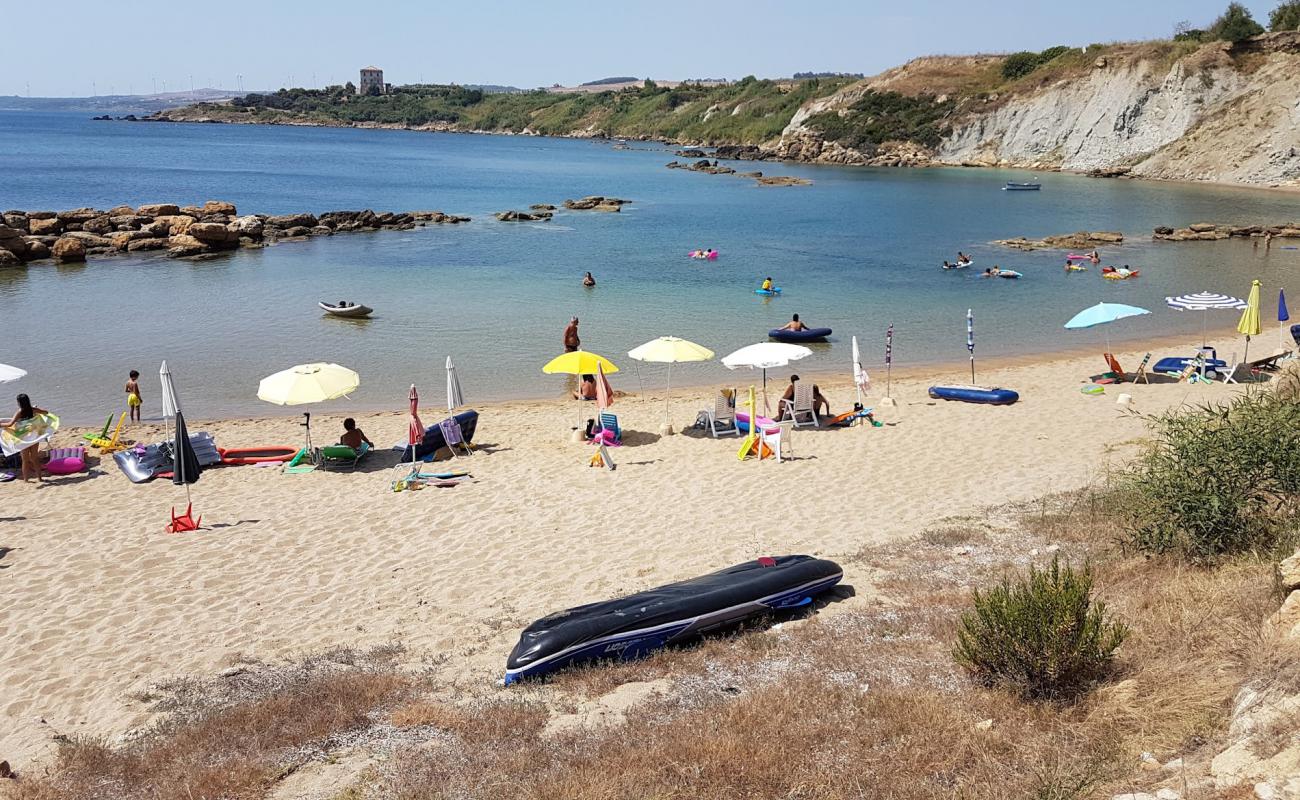 Foto de Baia dei Greci con arena oscura superficie