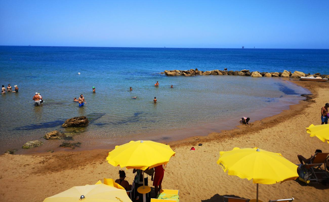 Foto de Spiaggia di Via Makalla con arena oscura superficie