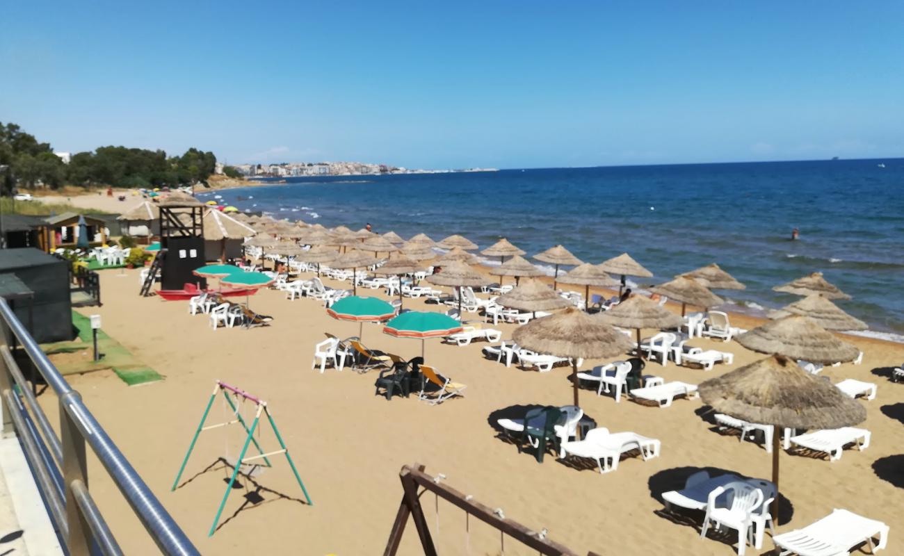 Foto de Spiaggia di Via Poseidonia con arena oscura superficie