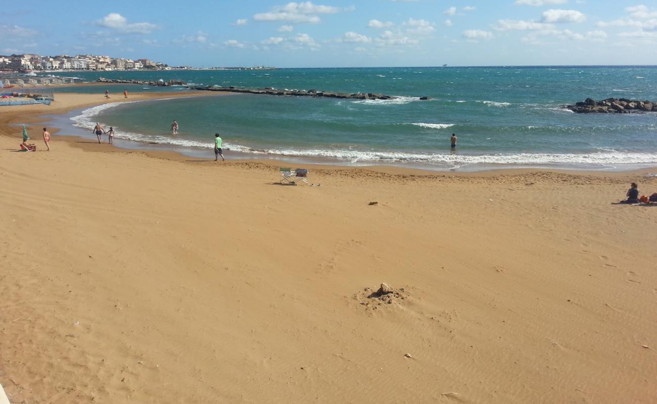 Foto de Crotone beach II con arena oscura superficie