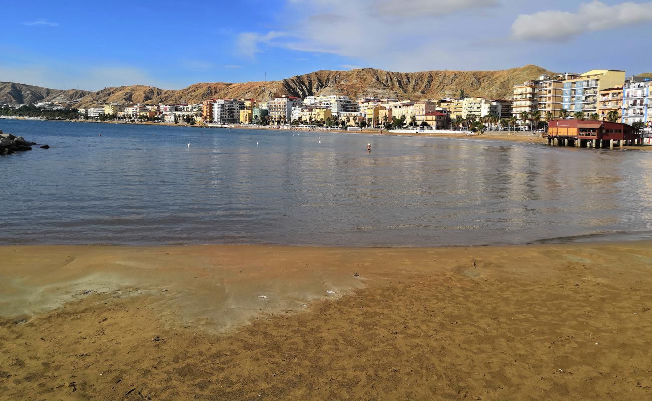 Foto de Crotone beach con arena oscura superficie