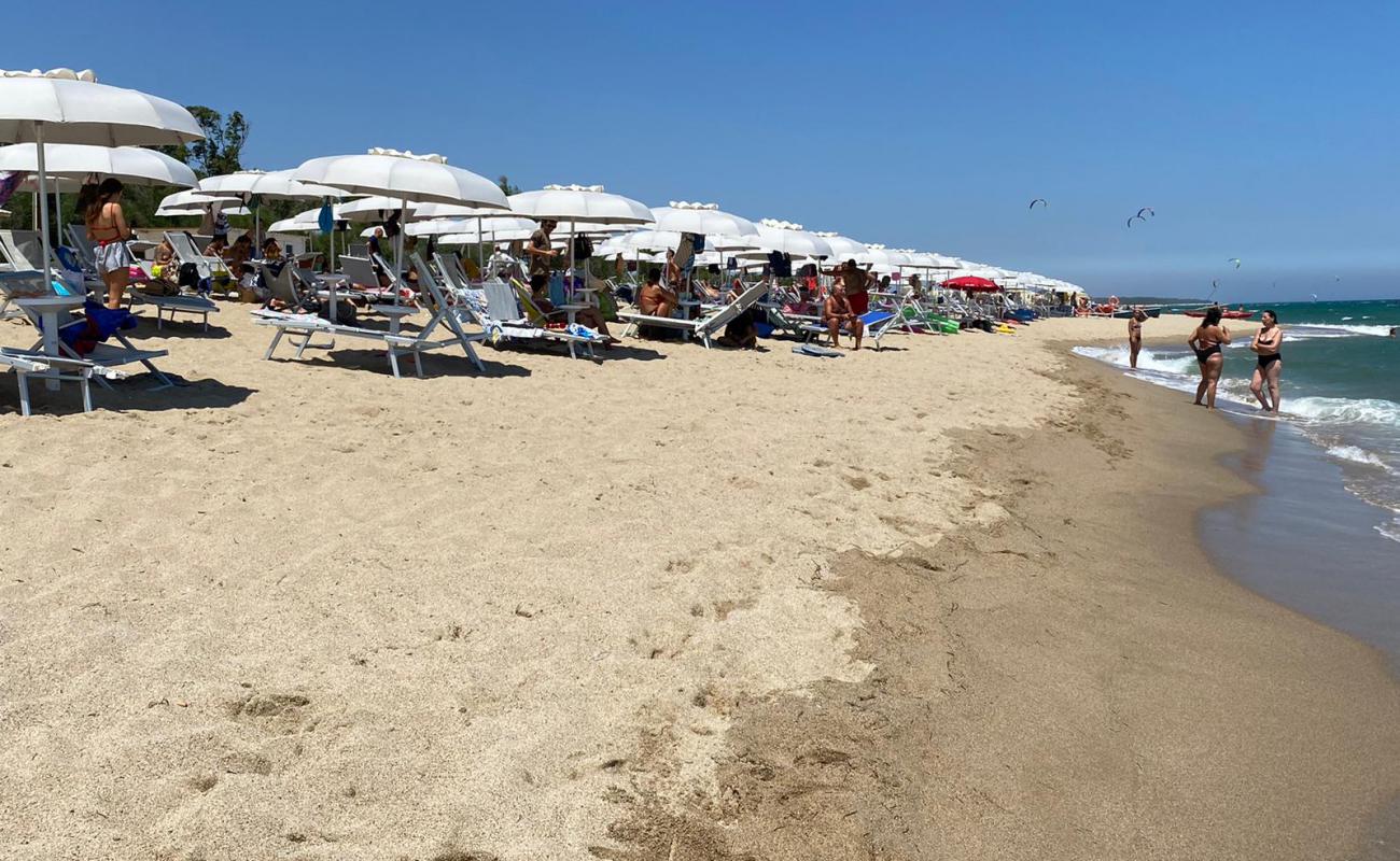 Foto de Playa larga de Crotone con brillante arena fina superficie