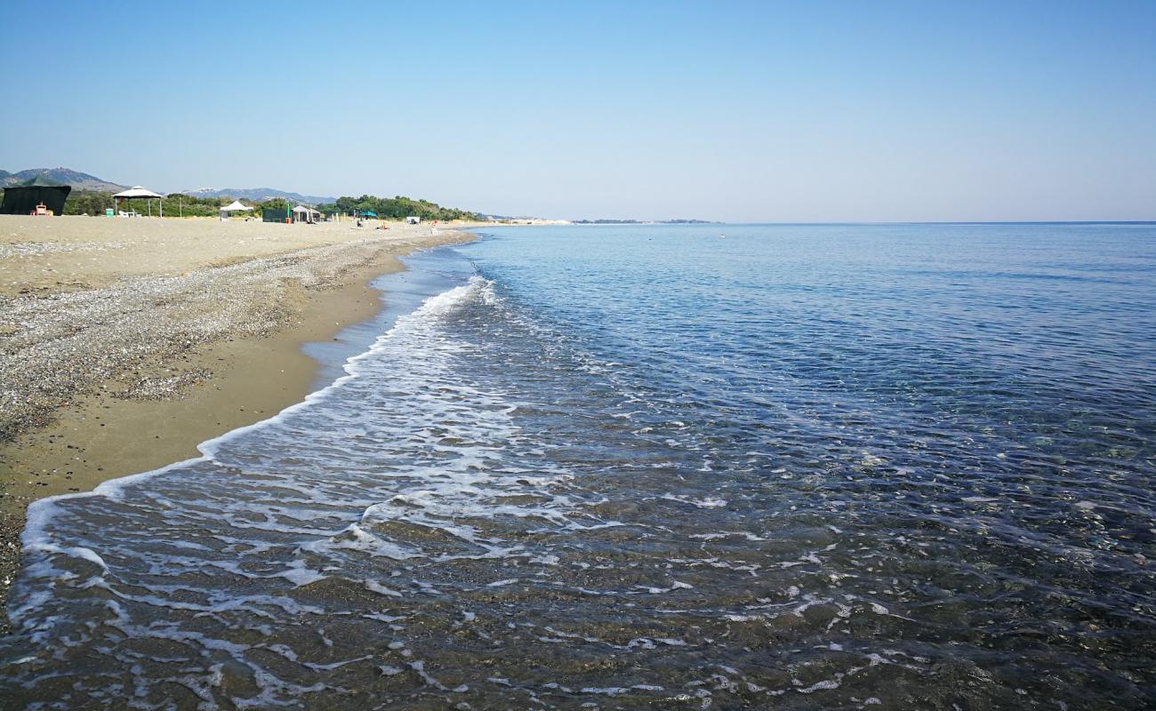 Foto de Spiaggia di Marinella con arena gris y guijarros superficie