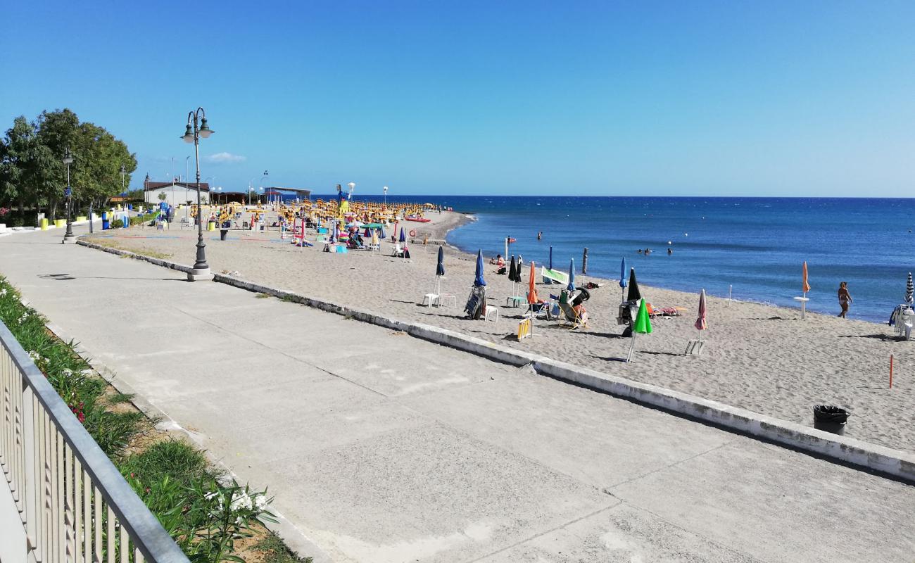 Foto de Marina di Mandatoriccio con arena oscura superficie