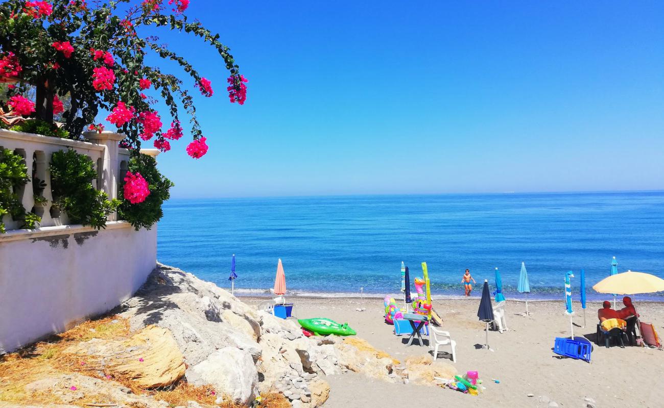 Foto de Mirto beach con arena gris y guijarros superficie