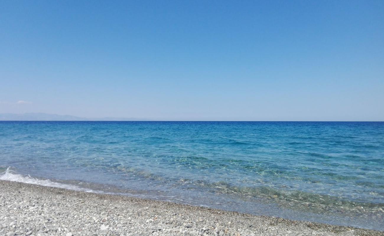 Foto de Spiaggia Pantano Martucci con arena gris y guijarros superficie