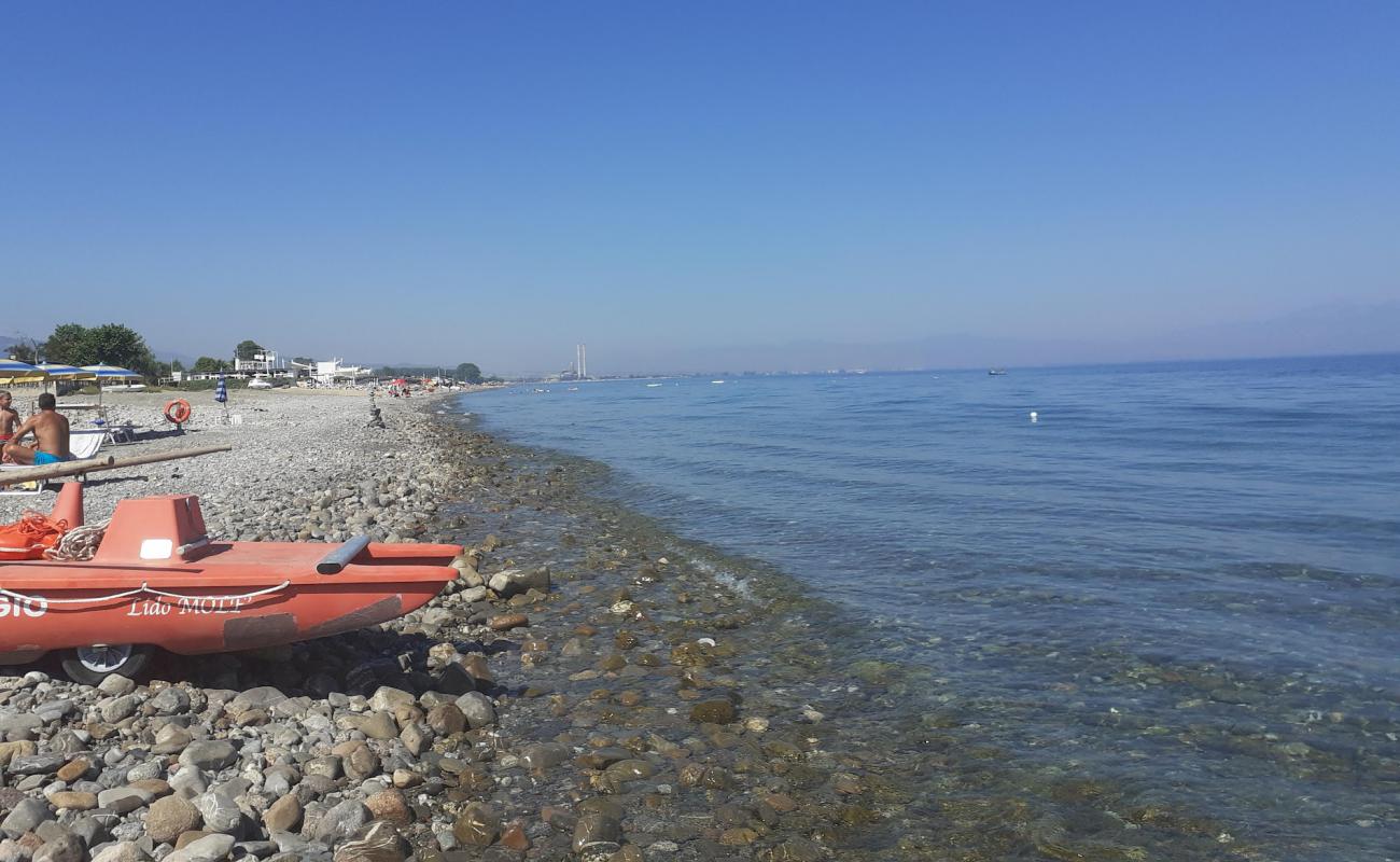 Foto de Gallarate beach con arena gris y guijarros superficie