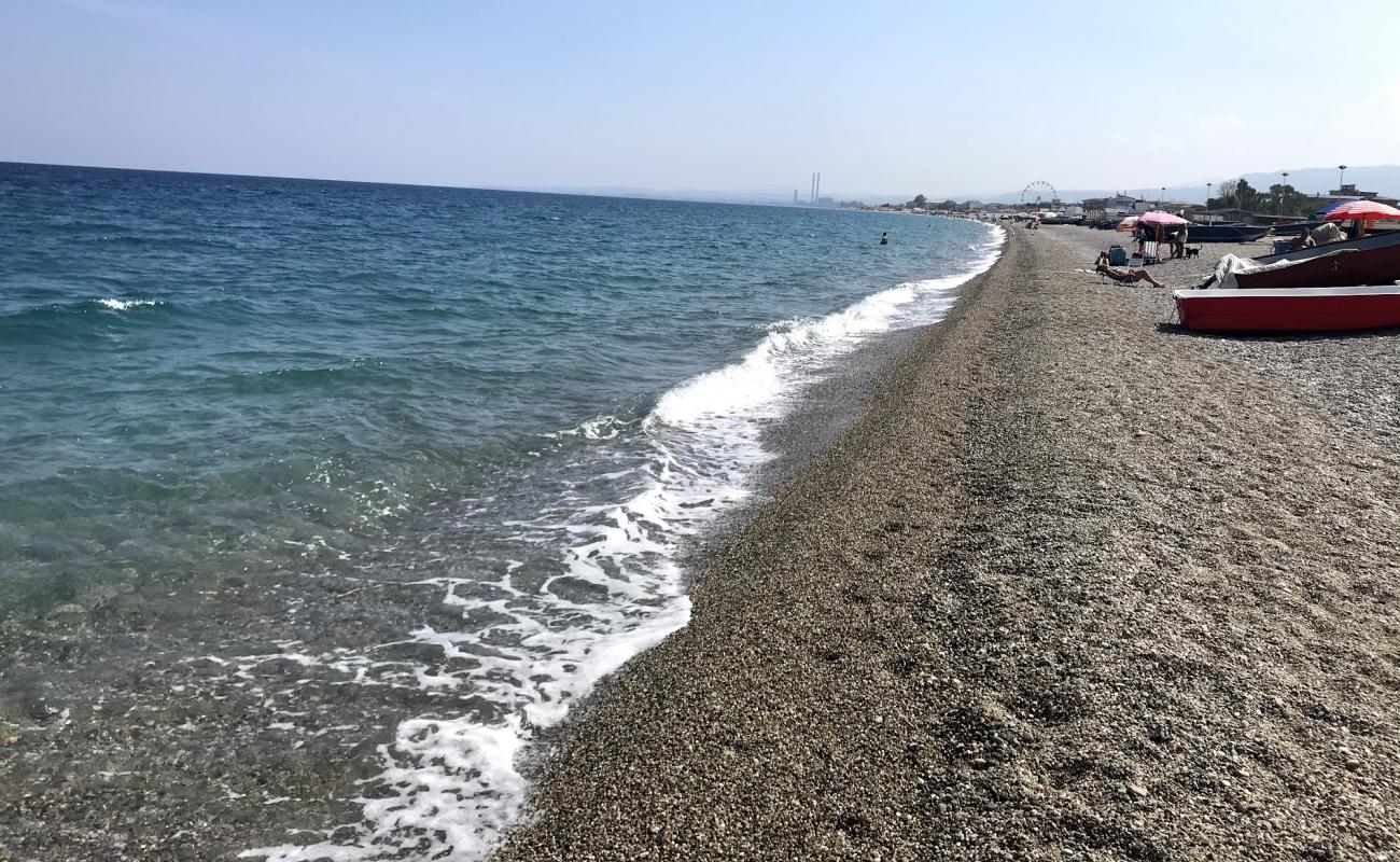 Foto de Schiavonea beach con guijarro fino oscuro superficie