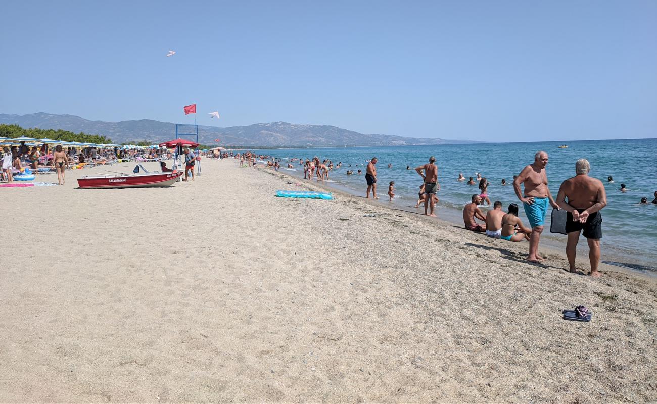 Foto de Bruscata Grande beach con arena brillante superficie