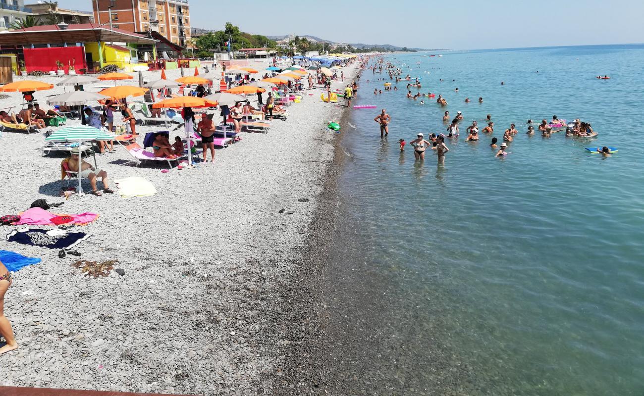 Foto de Trebisacce beach con guijarro gris superficie