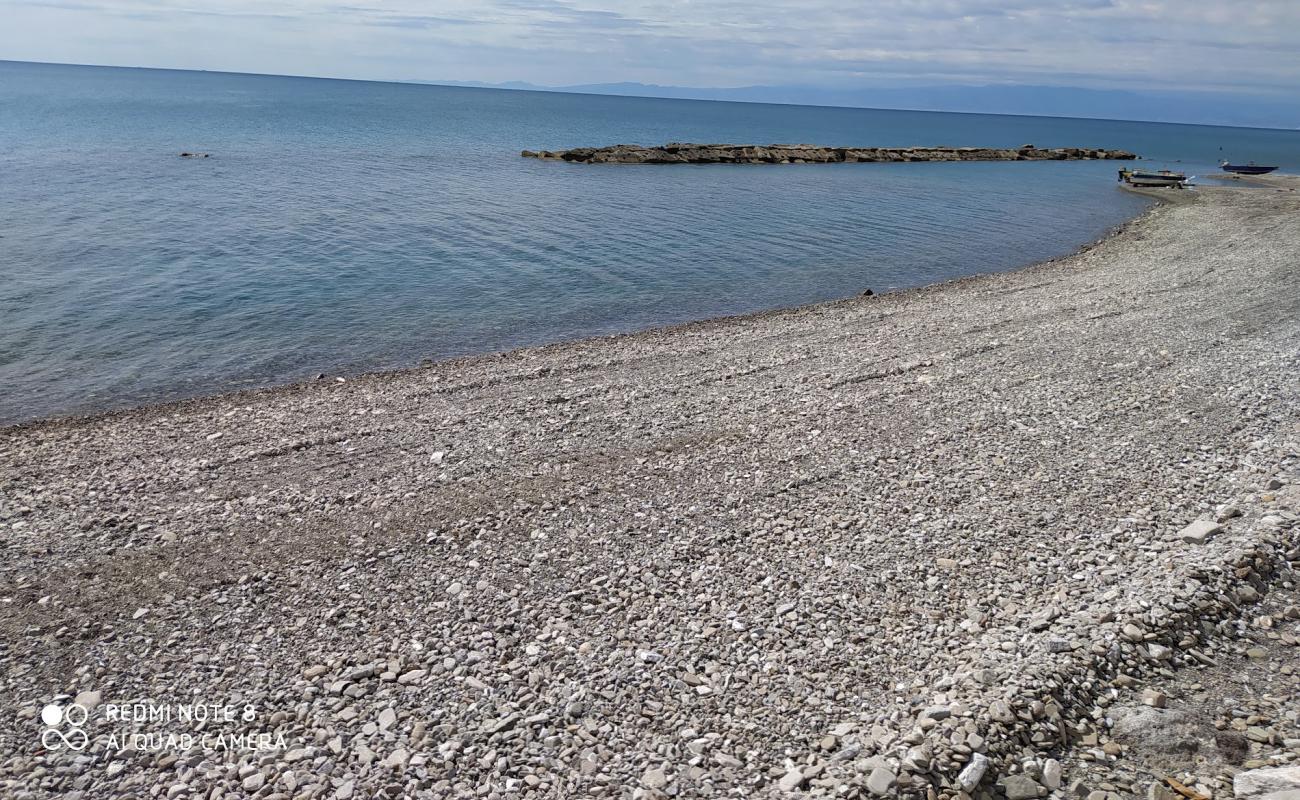 Foto de Marina di Amendolara con arena gris y guijarros superficie