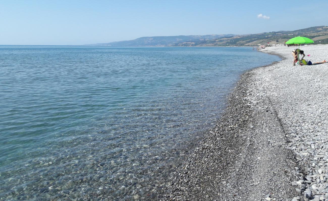 Foto de Spiaggia Rocca Imperiale con guijarro gris superficie