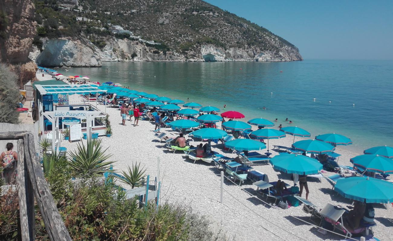 Foto de Spiaggia di Mattinatella con guijarro fino claro superficie