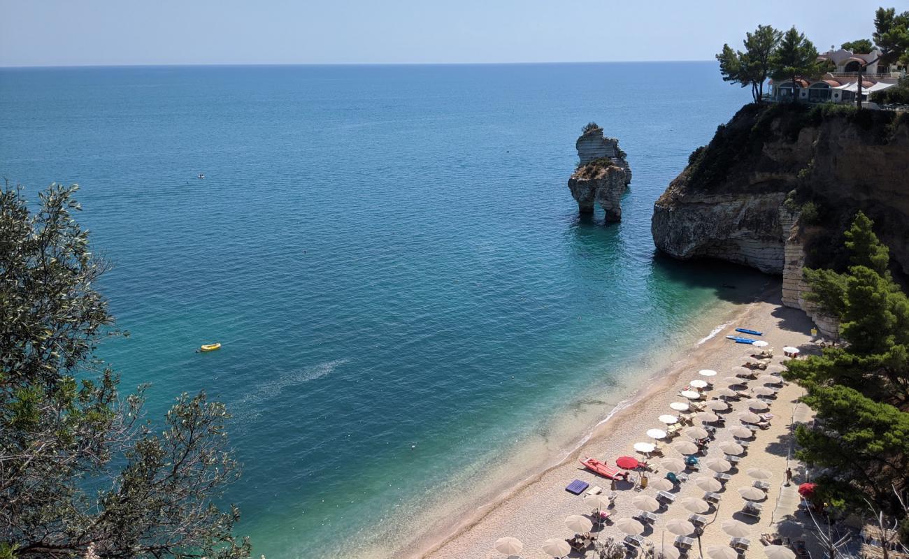 Foto de Playa de Faraglioni con guijarro fino claro superficie