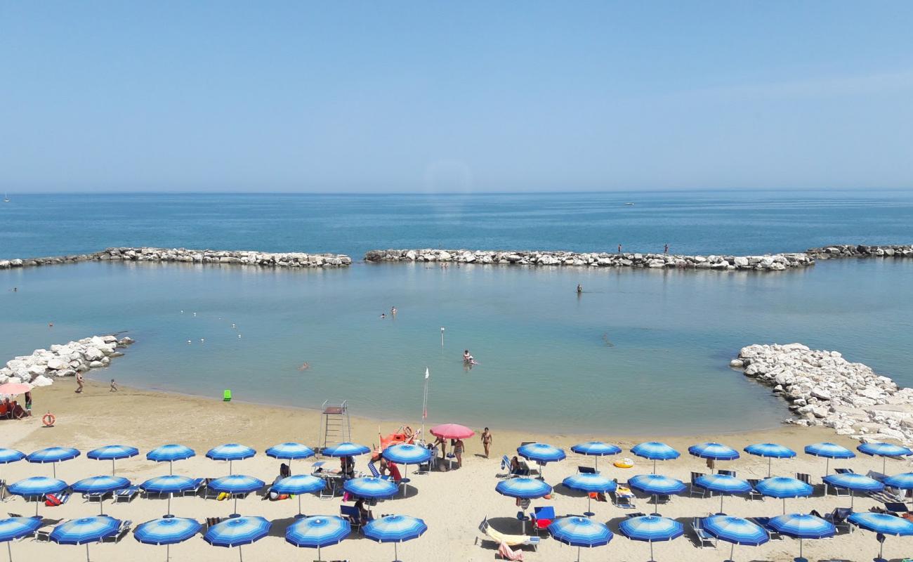 Foto de Marina di Montenero con arena fina oscura superficie