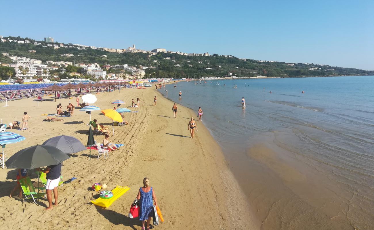 Foto de Spiaggia di Vasto Marina con arena fina oscura superficie