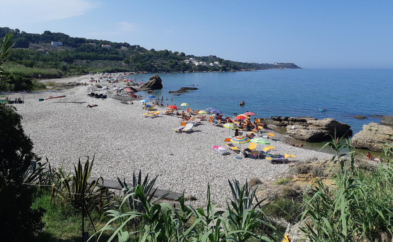 Foto de Spiaggia di San Nicola con guijarro ligero superficie