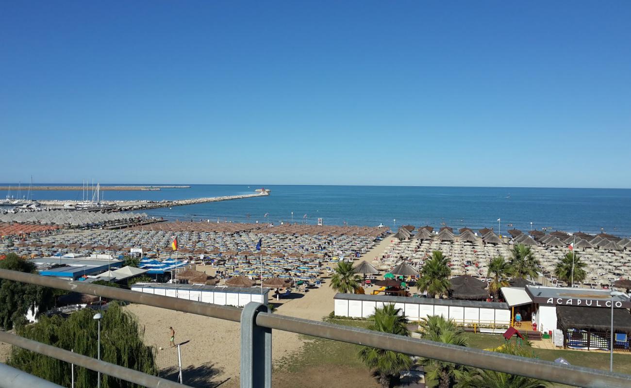 Foto de Lido Saraceni con arena brillante superficie