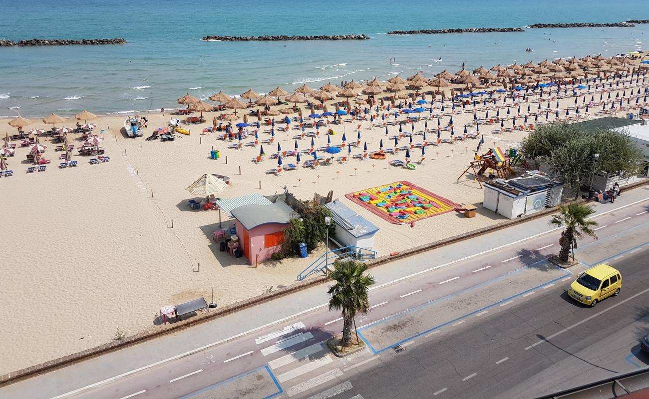 Foto de Francavilla Al Mare con arena brillante superficie