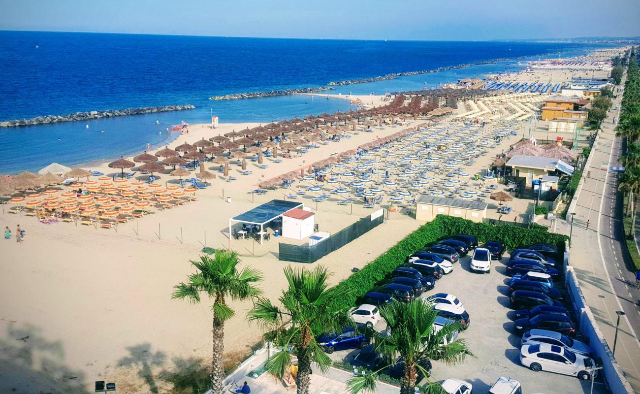 Foto de Spiaggia Montesilvano con brillante arena fina superficie