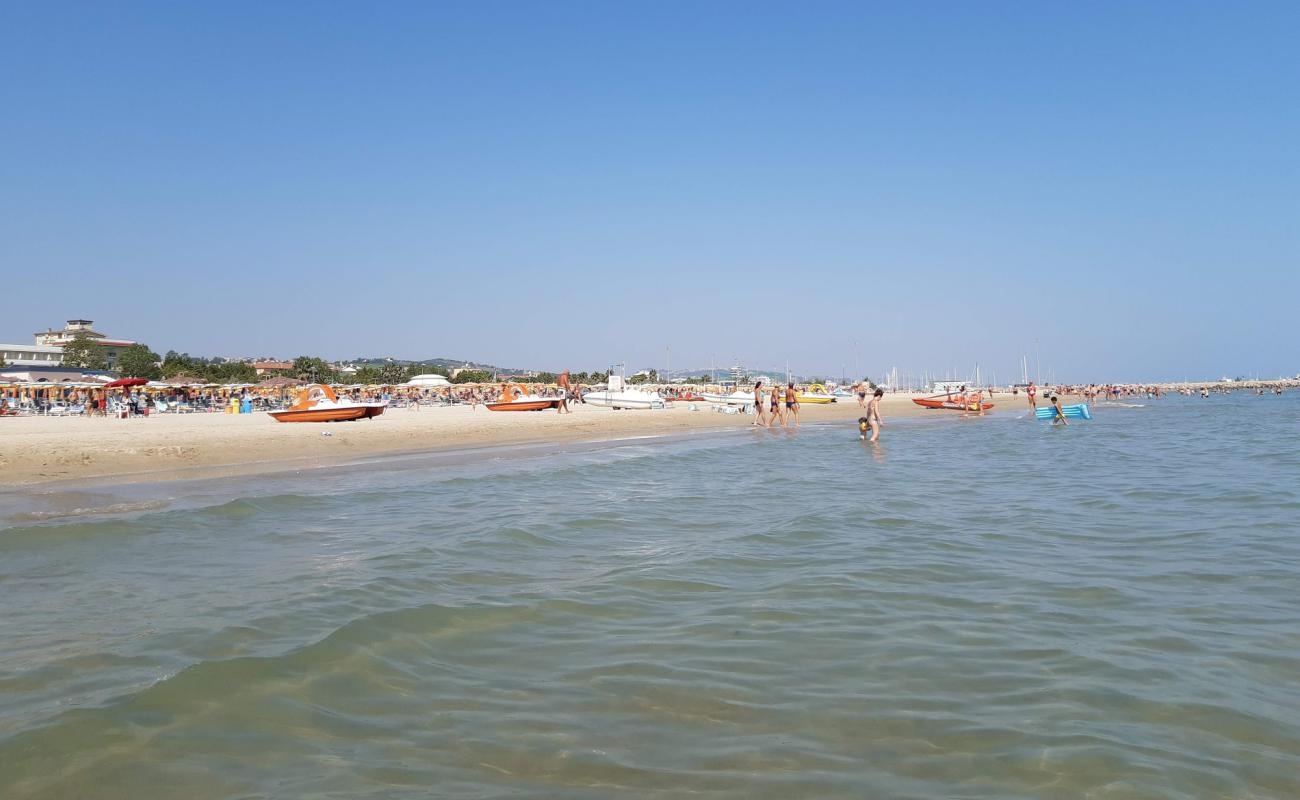 Foto de Giulianova beach con brillante arena fina superficie