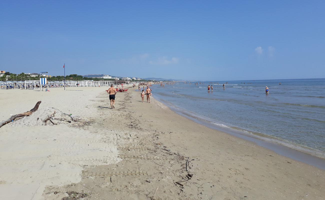 Foto de Giulianova beach II con arena brillante superficie