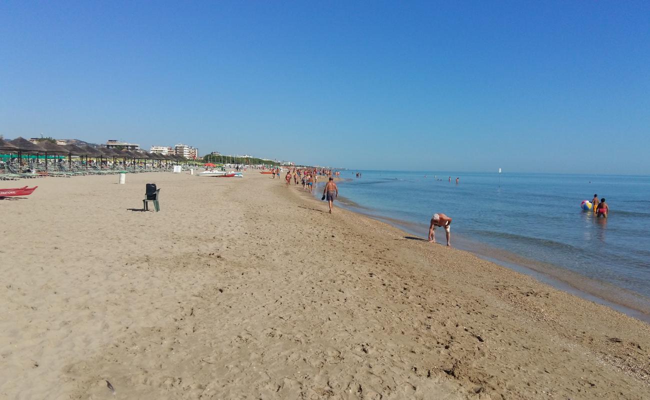 Foto de Tortoreto Lido con brillante arena fina superficie