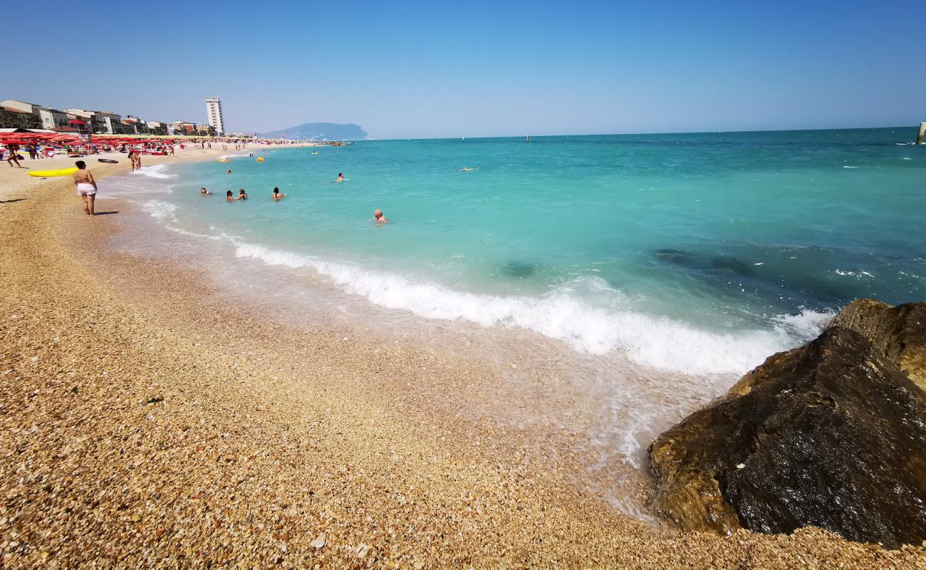 Foto de Spiaggia Porto Recanati con guijarro fino claro superficie