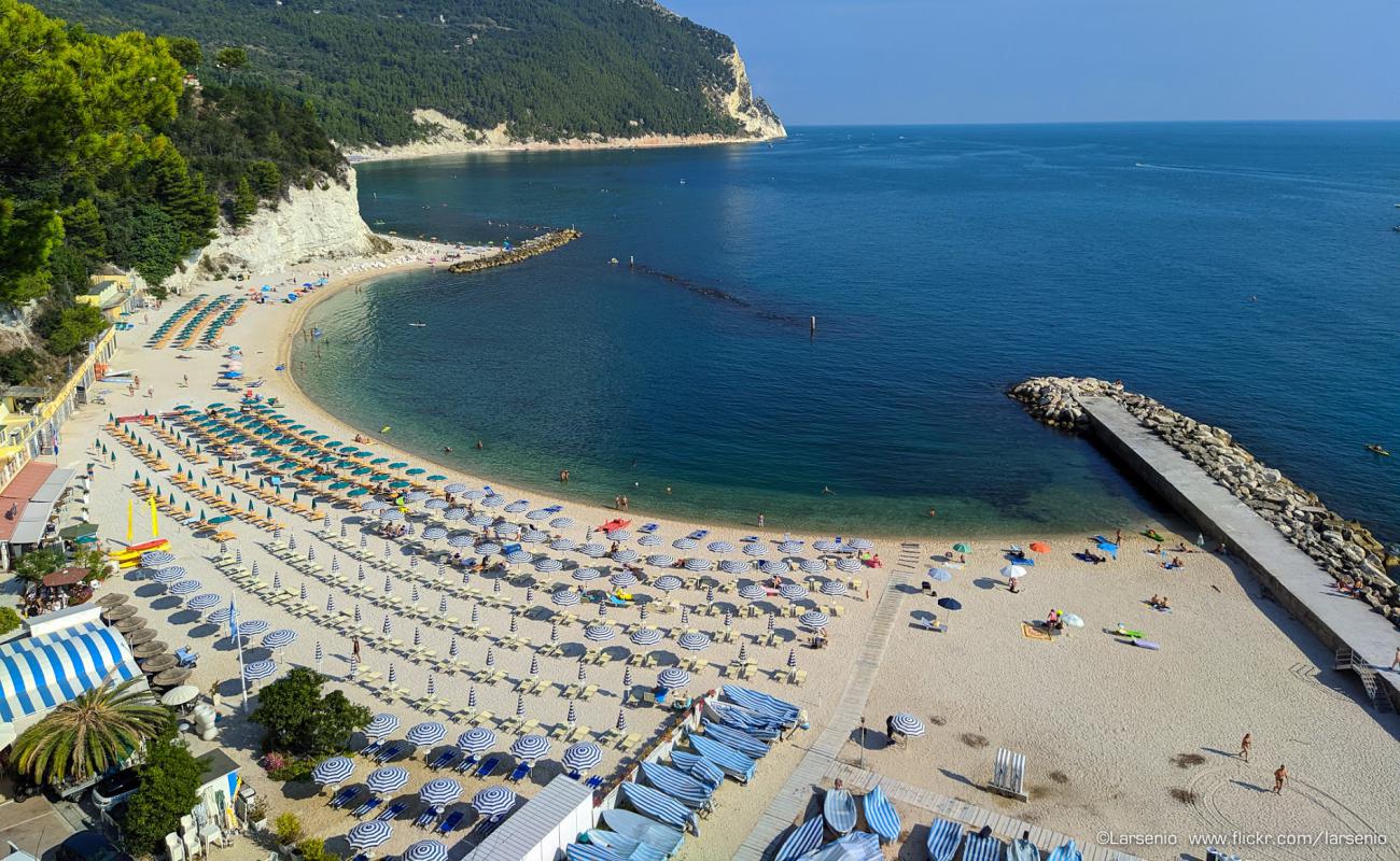 Foto de Playa Urbani con guijarro fino claro superficie