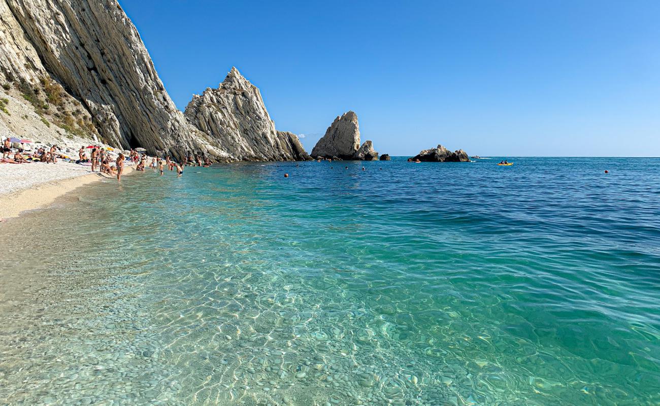 Foto de Playa Le Due Sorelle con guijarro blanco superficie