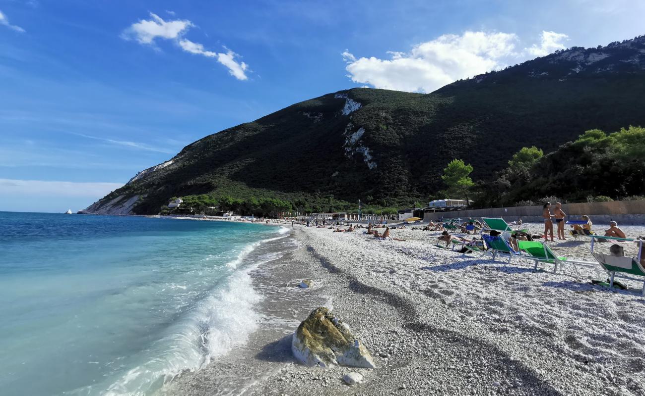 Foto de Spiaggia Bonetti con arena/guijarros blanco superficie