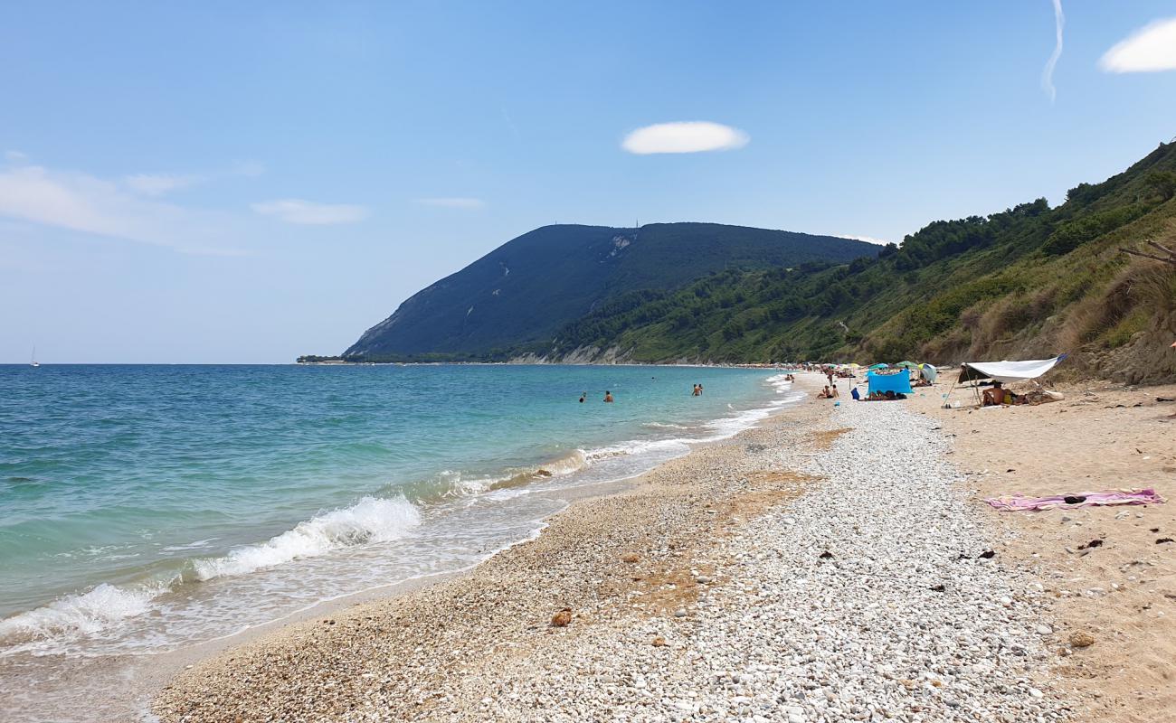 Foto de Spiaggia Mezzavalle con arena fina y guijarros superficie