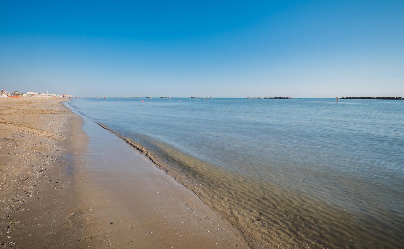 Foto de Senigallia beach con arena brillante superficie