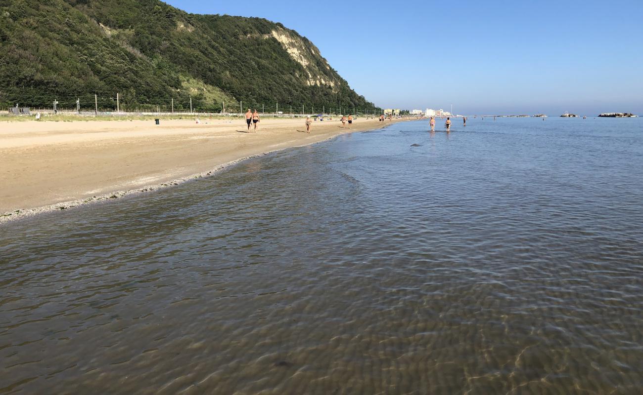 Foto de Sottomonte Pesaro-Fano con brillante arena fina superficie