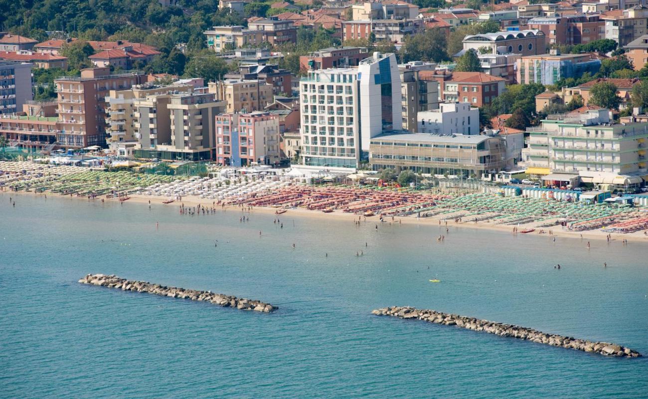 Foto de Pesaro beach con brillante arena fina superficie