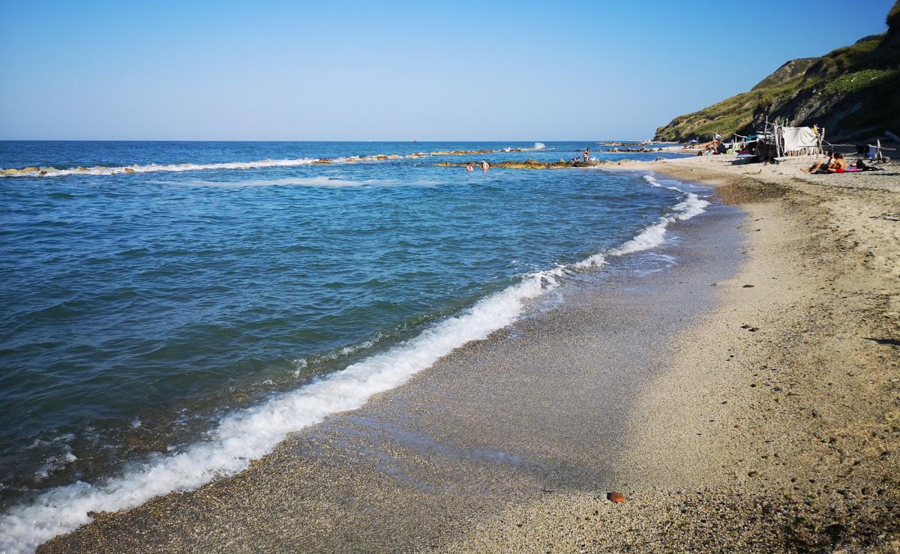 Foto de Spiaggia di Casteldimezzo con arena brillante y rocas superficie