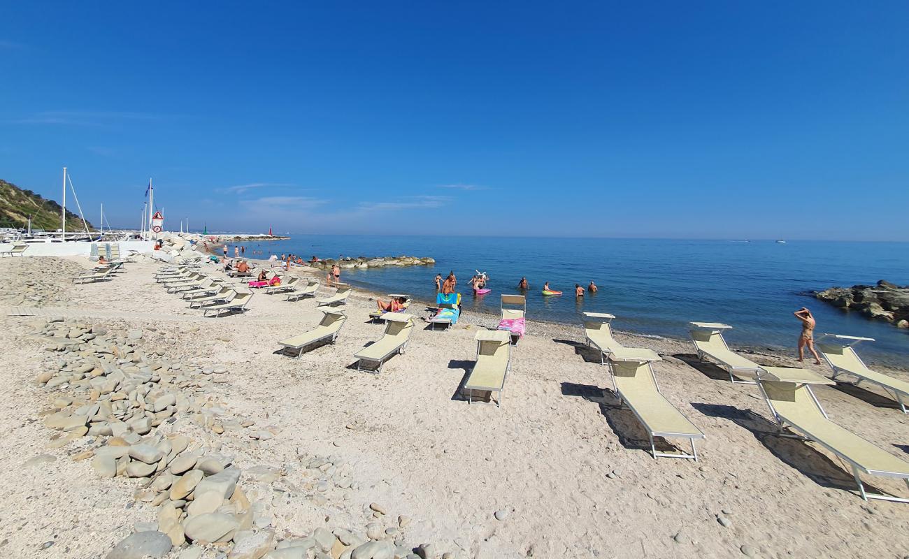 Foto de Spiaggia Baia Vallugola con guijarro ligero superficie