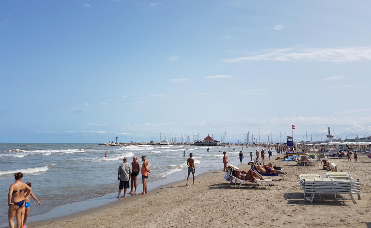 Foto de Spiaggia Milano Marittima con brillante arena fina superficie