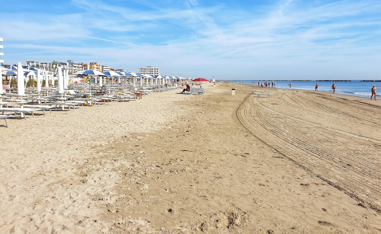 Foto de Playa de Lido Adriano con arena brillante superficie