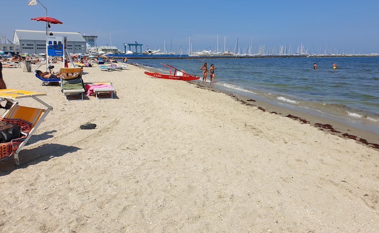 Foto de Marina di Ravena con arena brillante superficie