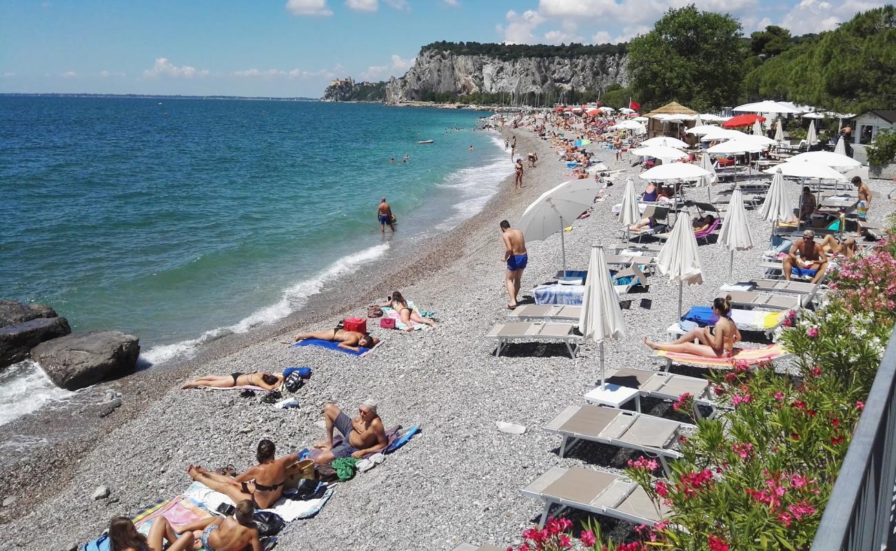 Foto de Playa de Sistiana con guijarro gris superficie