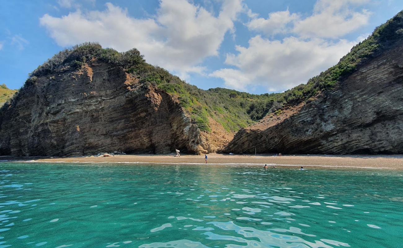 Foto de Zupignano beach con guijarro fino oscuro superficie